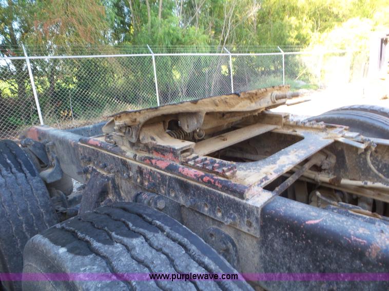 image for item L6914 2002 Freightliner Columbia semi truck