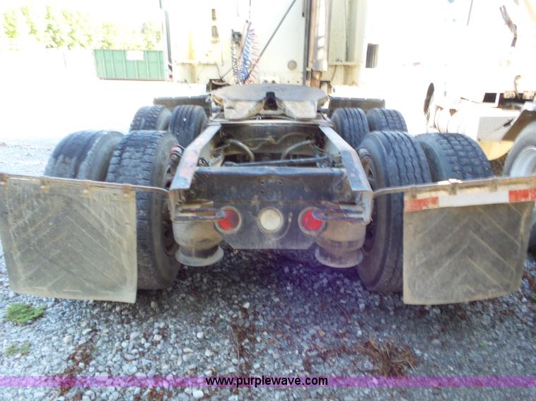 image for item L6914 2002 Freightliner Columbia semi truck