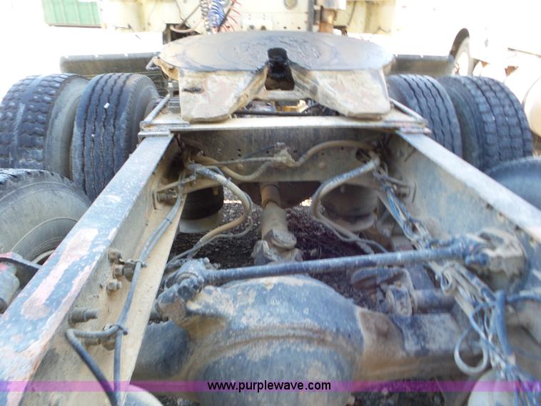 image for item L6914 2002 Freightliner Columbia semi truck