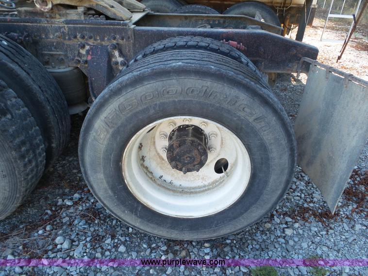 image for item L6914 2002 Freightliner Columbia semi truck