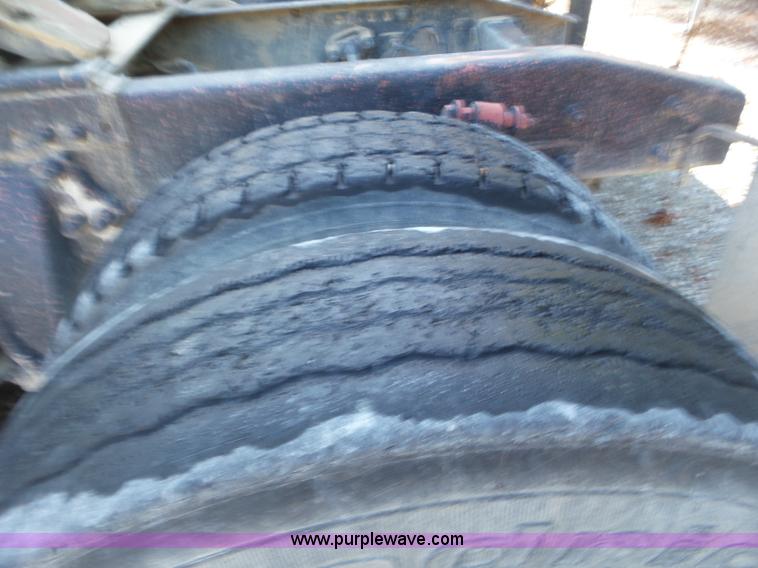 image for item L6914 2002 Freightliner Columbia semi truck