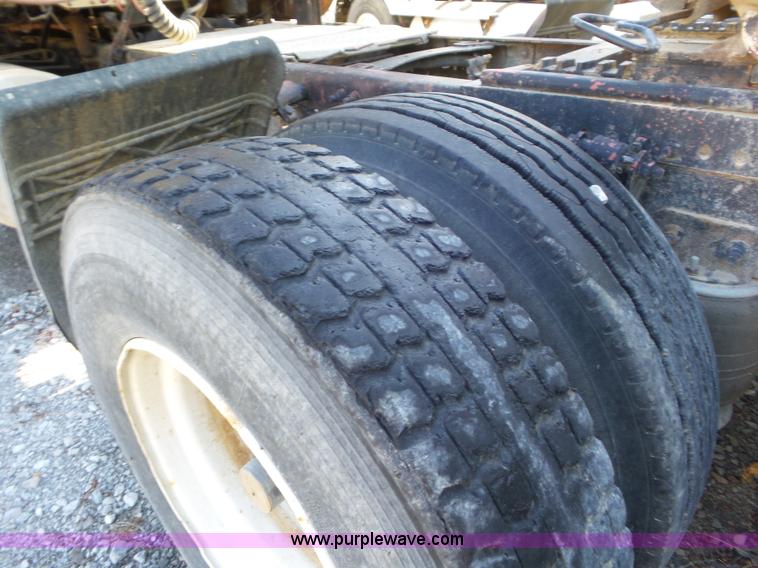 image for item L6914 2002 Freightliner Columbia semi truck