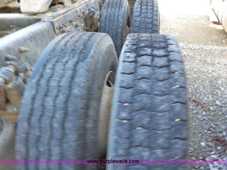 image for item L6914 2002 Freightliner Columbia semi truck