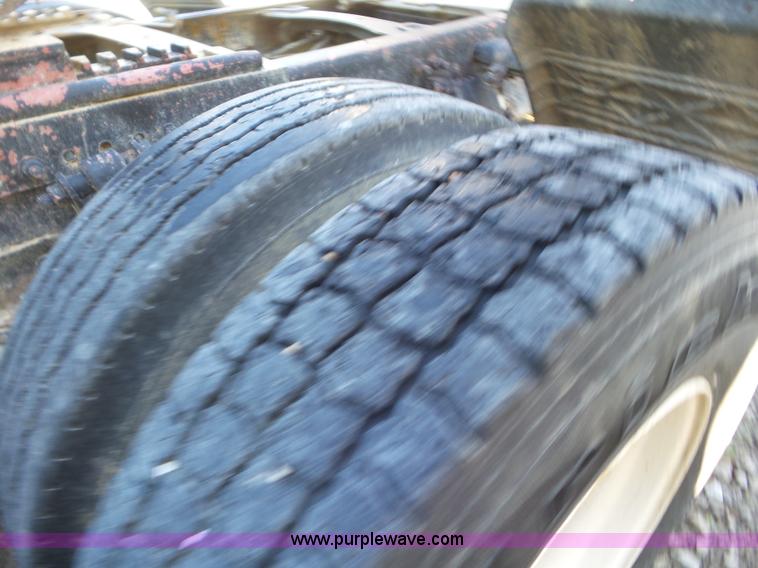 image for item L6914 2002 Freightliner Columbia semi truck