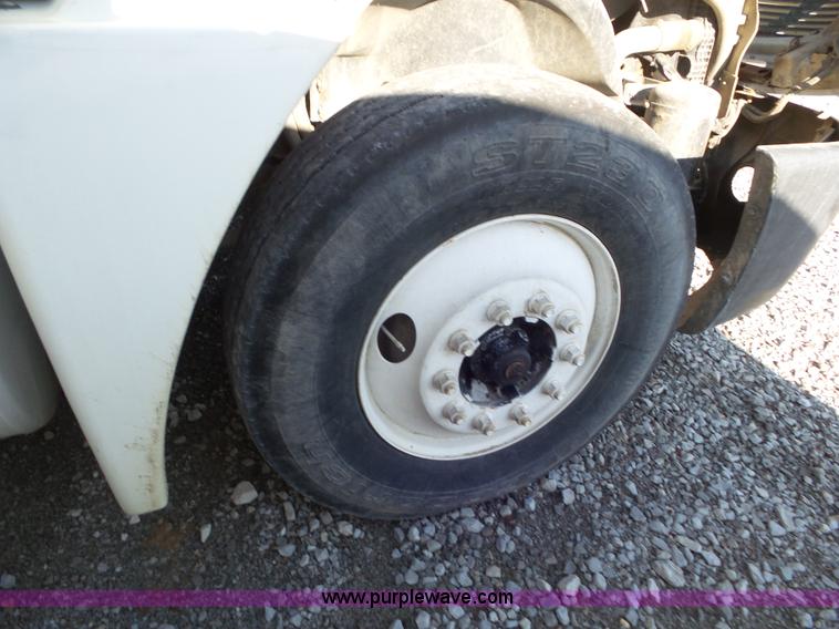 image for item L6914 2002 Freightliner Columbia semi truck