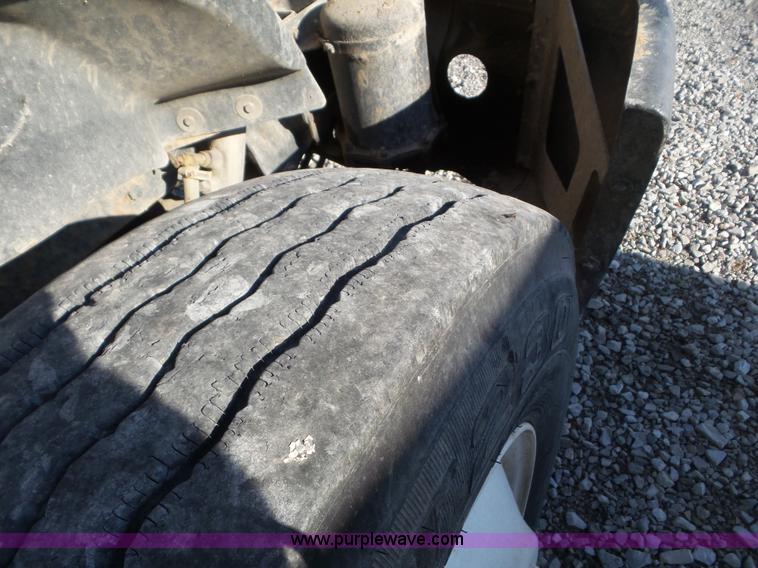 image for item L6914 2002 Freightliner Columbia semi truck