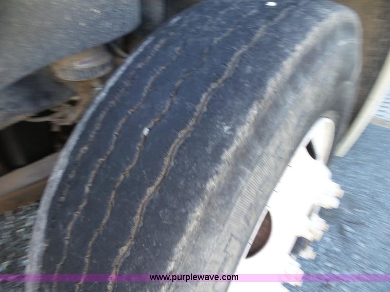 image for item L6914 2002 Freightliner Columbia semi truck