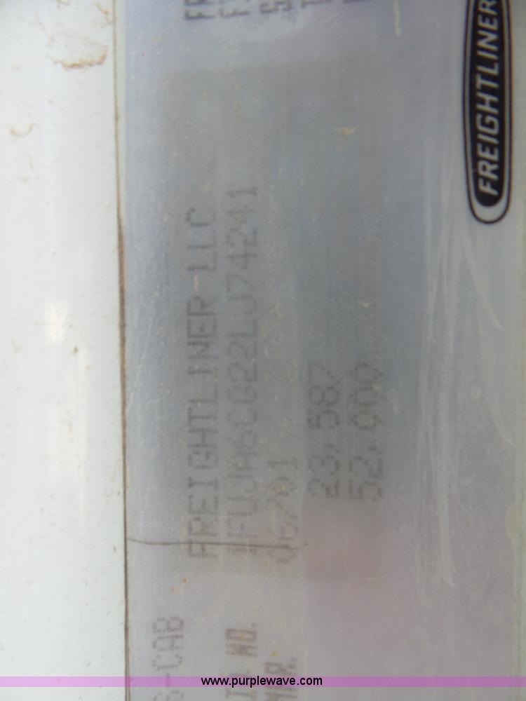 image for item L6914 2002 Freightliner Columbia semi truck