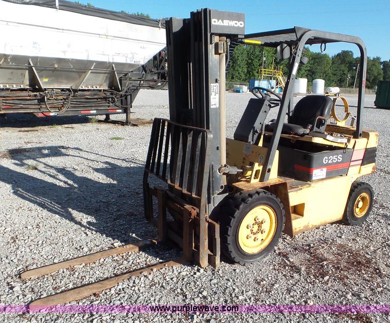 image for item L6915 1998 Daewoo G255 forklift