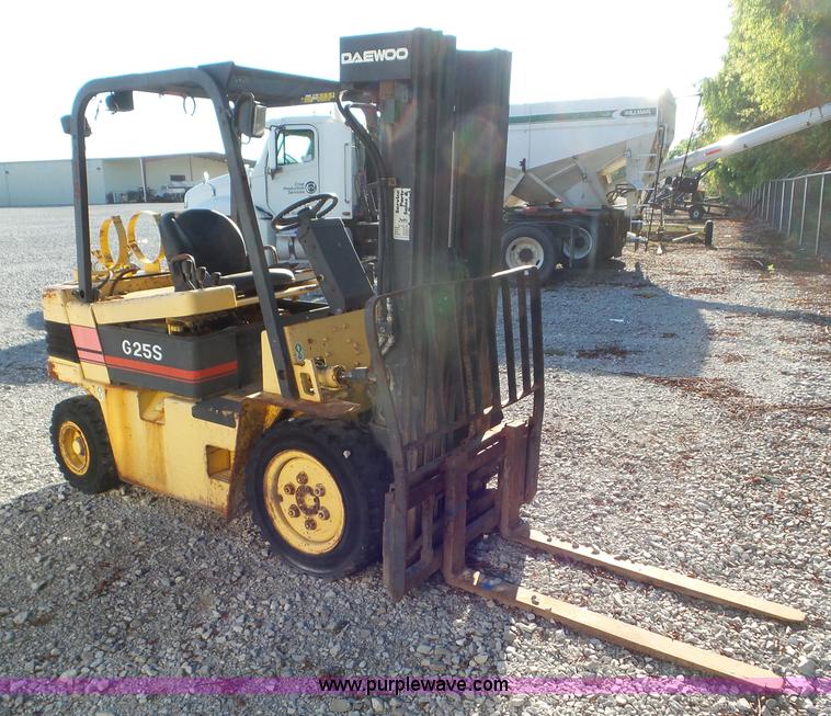 image for item L6915 1998 Daewoo G255 forklift