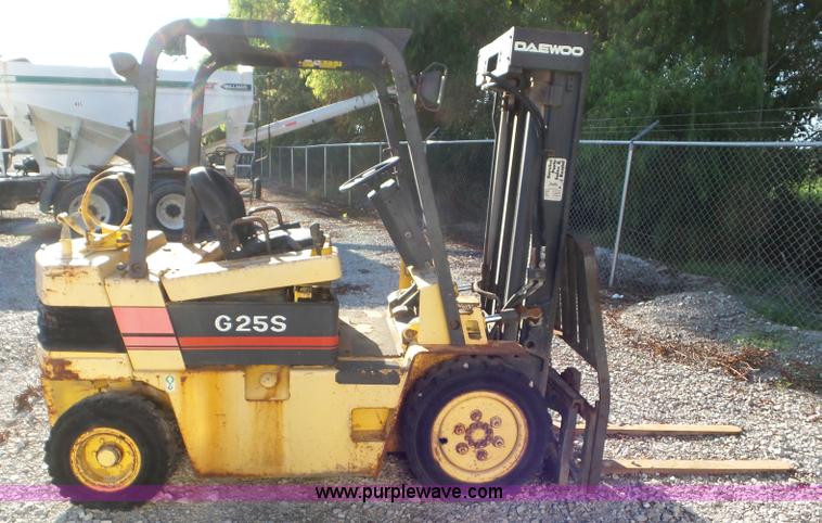 image for item L6915 1998 Daewoo G255 forklift