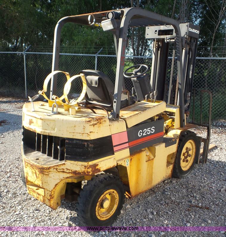 image for item L6915 1998 Daewoo G255 forklift