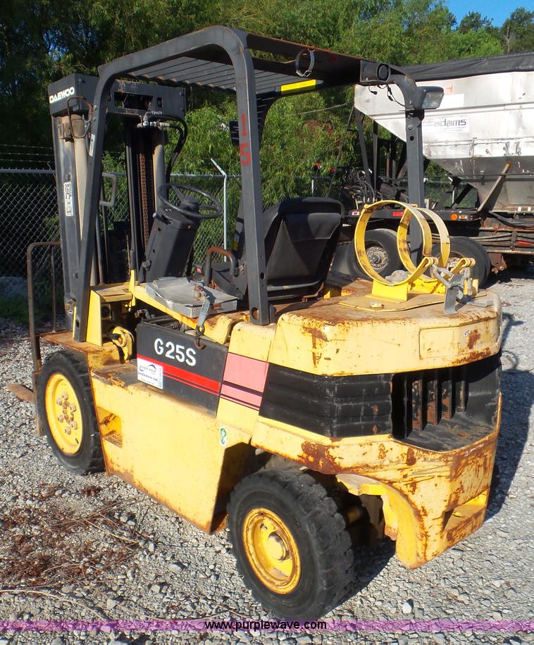 image for item L6915 1998 Daewoo G255 forklift