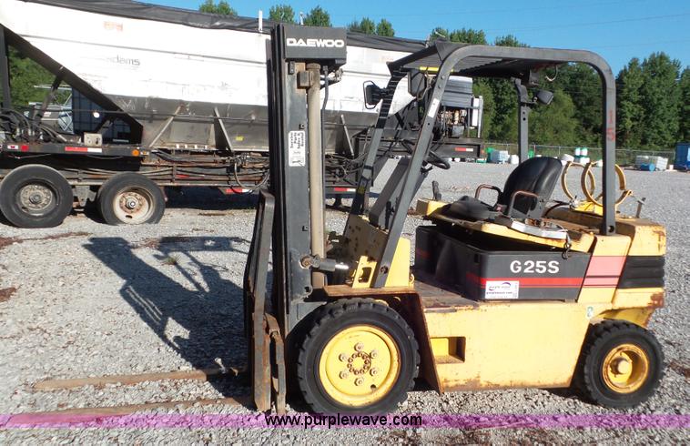 image for item L6915 1998 Daewoo G255 forklift