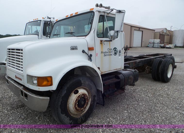 image for item L6921 1999 International 4900 truck cab and chassis