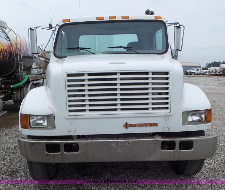 image for item L6921 1999 International 4900 truck cab and chassis