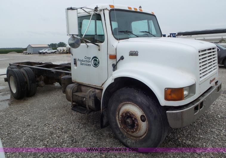 image for item L6921 1999 International 4900 truck cab and chassis