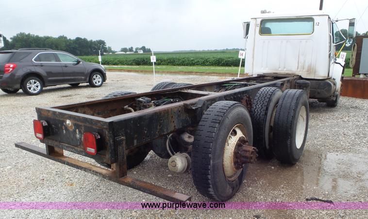 image for item L6921 1999 International 4900 truck cab and chassis