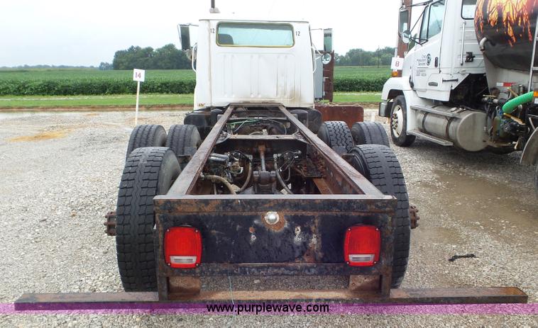 image for item L6921 1999 International 4900 truck cab and chassis