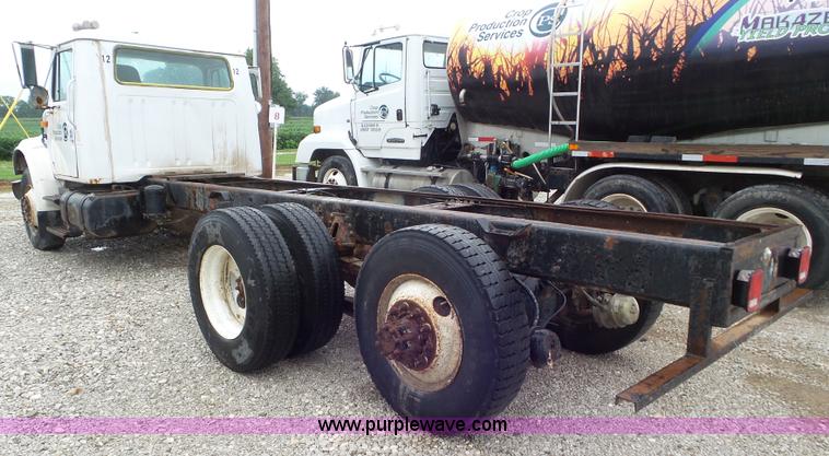 image for item L6921 1999 International 4900 truck cab and chassis