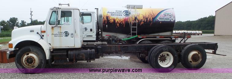 image for item L6921 1999 International 4900 truck cab and chassis