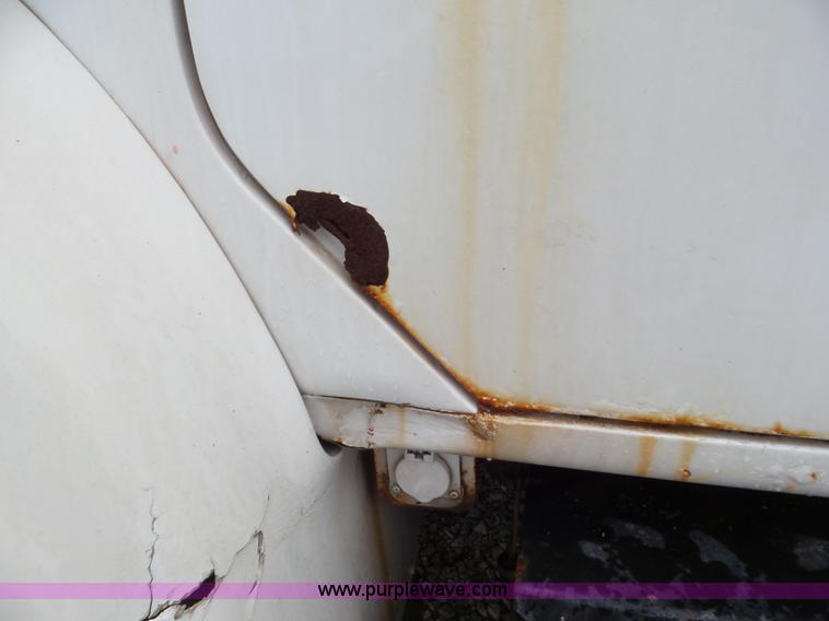 image for item L6921 1999 International 4900 truck cab and chassis