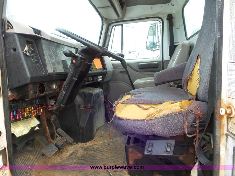 image for item L6921 1999 International 4900 truck cab and chassis