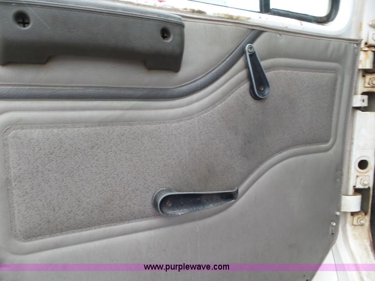 image for item L6921 1999 International 4900 truck cab and chassis