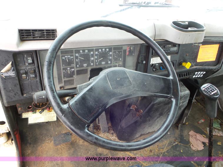 image for item L6921 1999 International 4900 truck cab and chassis