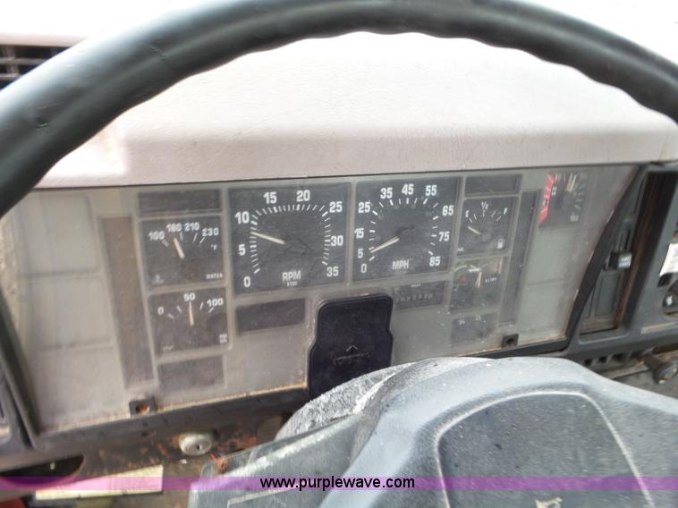 image for item L6921 1999 International 4900 truck cab and chassis