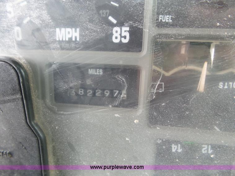 image for item L6921 1999 International 4900 truck cab and chassis