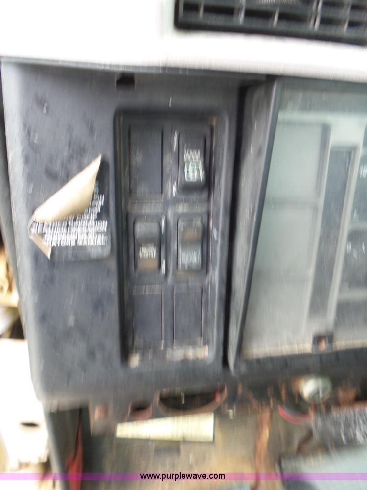 image for item L6921 1999 International 4900 truck cab and chassis