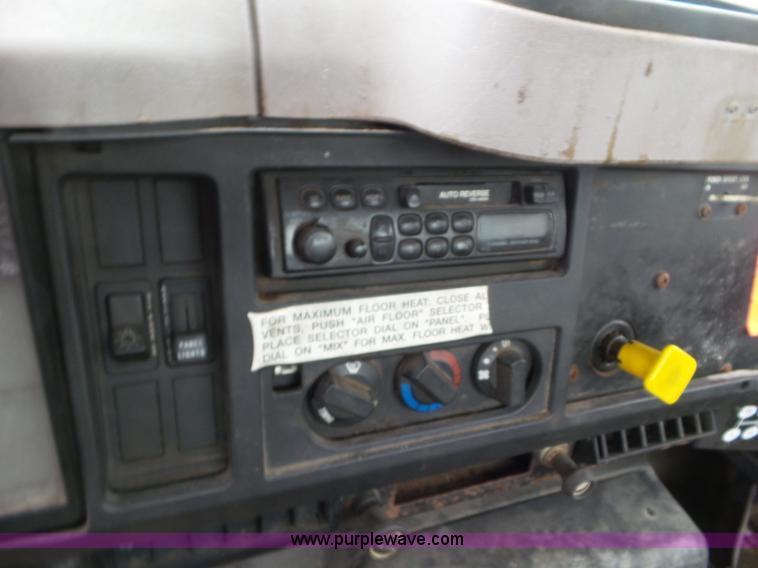 image for item L6921 1999 International 4900 truck cab and chassis