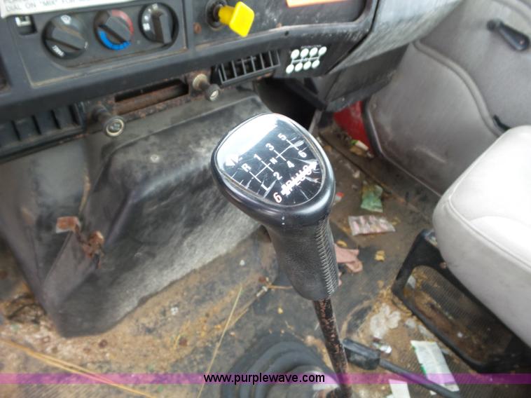 image for item L6921 1999 International 4900 truck cab and chassis