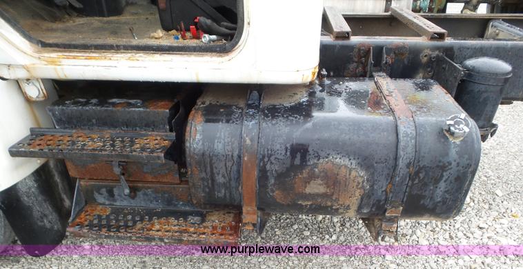 image for item L6921 1999 International 4900 truck cab and chassis