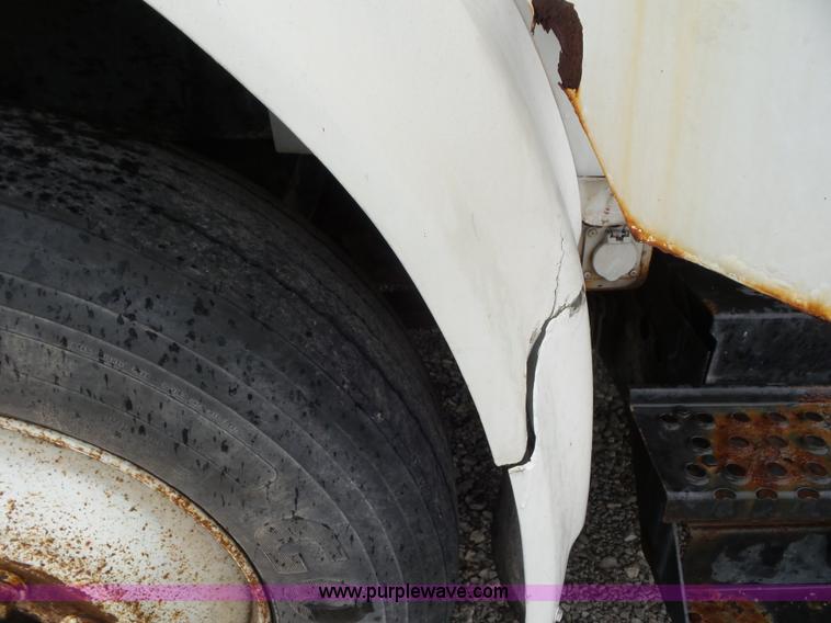 image for item L6921 1999 International 4900 truck cab and chassis