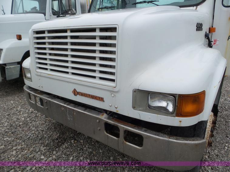 image for item L6921 1999 International 4900 truck cab and chassis