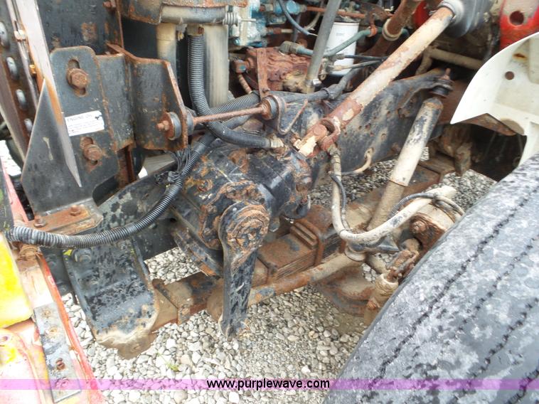 image for item L6921 1999 International 4900 truck cab and chassis