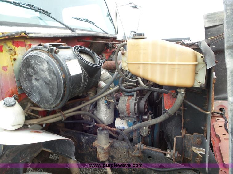 image for item L6921 1999 International 4900 truck cab and chassis