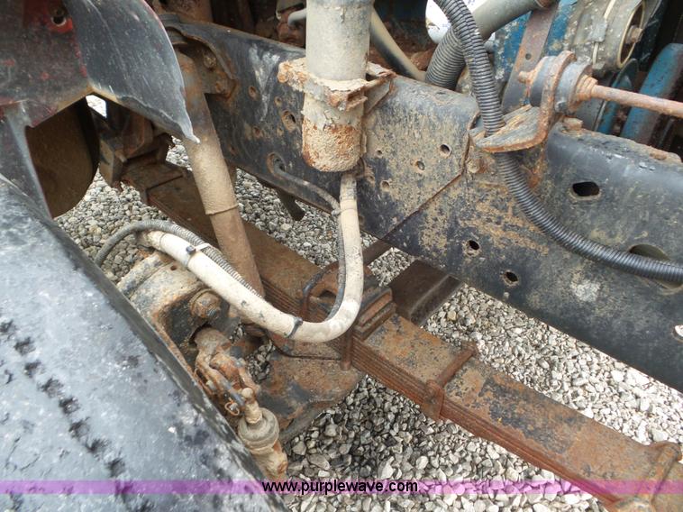 image for item L6921 1999 International 4900 truck cab and chassis