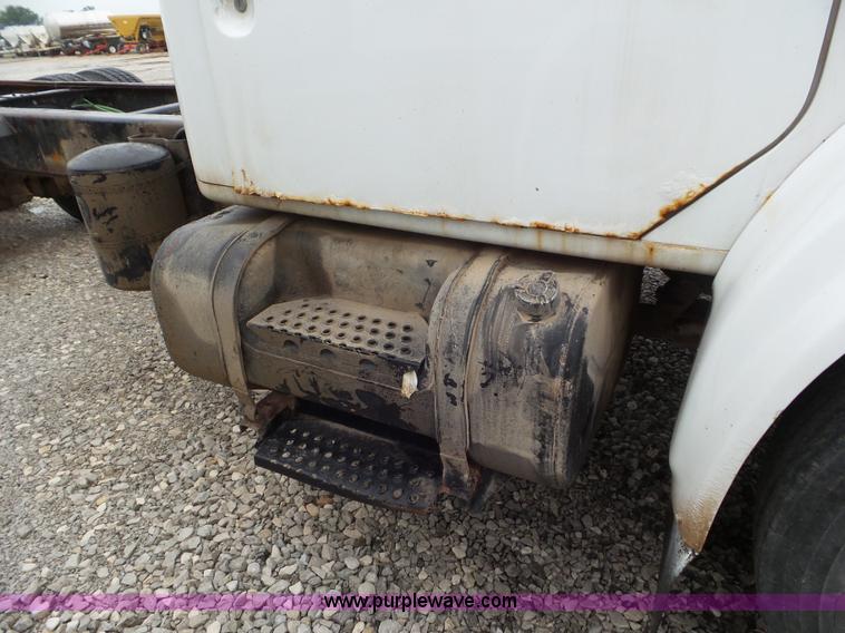 image for item L6921 1999 International 4900 truck cab and chassis