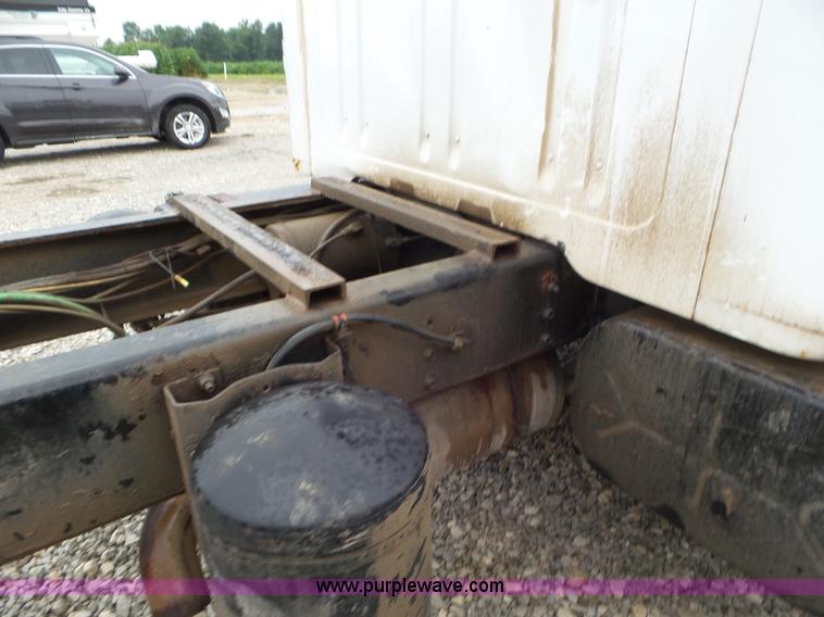 image for item L6921 1999 International 4900 truck cab and chassis