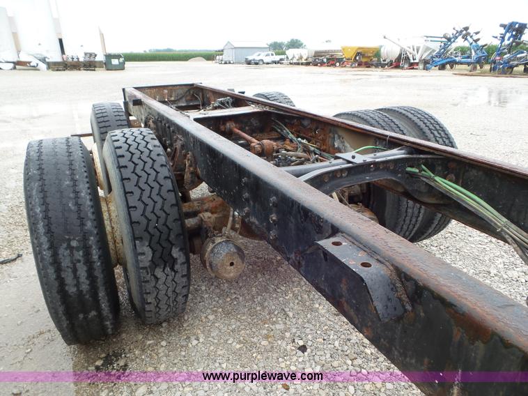 image for item L6921 1999 International 4900 truck cab and chassis