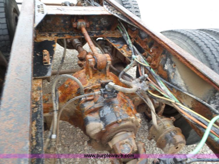 image for item L6921 1999 International 4900 truck cab and chassis