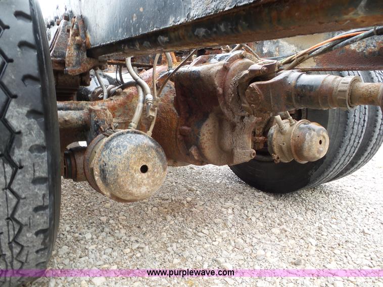 image for item L6921 1999 International 4900 truck cab and chassis