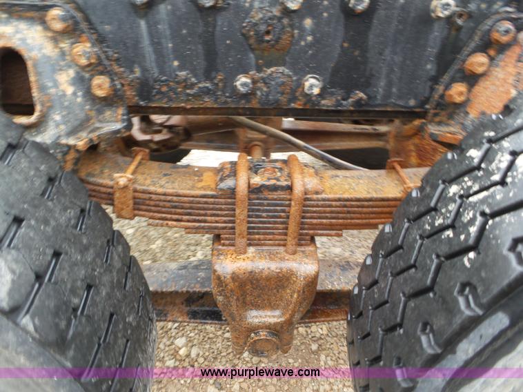 image for item L6921 1999 International 4900 truck cab and chassis