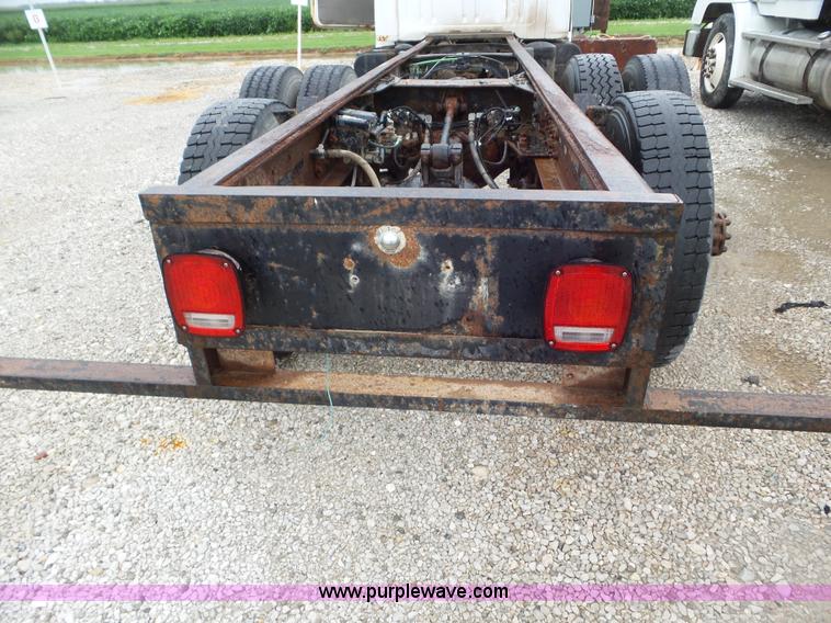 image for item L6921 1999 International 4900 truck cab and chassis