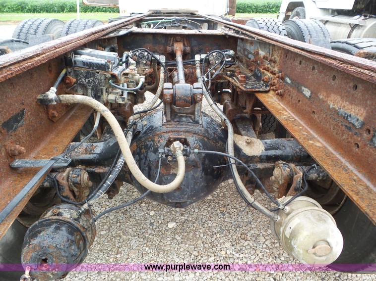 image for item L6921 1999 International 4900 truck cab and chassis