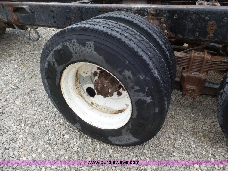 image for item L6921 1999 International 4900 truck cab and chassis