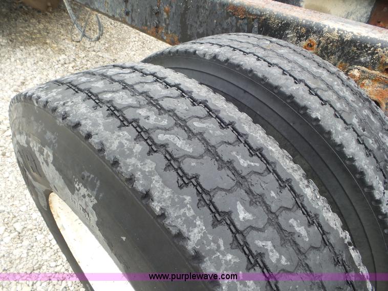 image for item L6921 1999 International 4900 truck cab and chassis